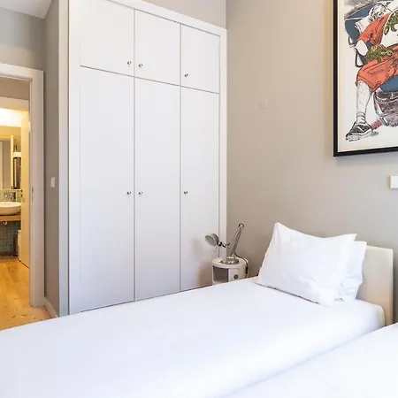 Distinct 2 Bed In Downtown With Aircon Apartament