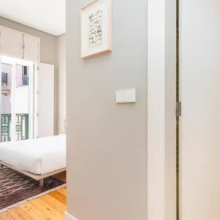 Distinct 2 Bed In Downtown With Aircon