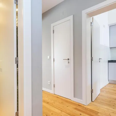 Distinct 2 Bed In Downtown With Aircon
